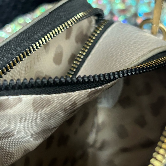 Kenzie Creme Pebbled Leather Double Zip Guitar Strap Crossbody Approx 8x4.5 x 3 - Picture 12 of 17